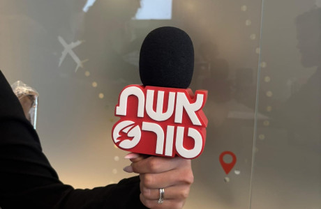 קוביית תלת מימד אותיות ולוגו בולטים - קוביית מקרופון מעוצבת בהתאמה אישית לאשת טורס