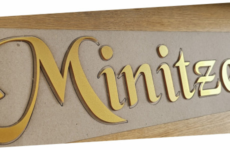 לוגו עשוי פרספקס זהב מבריק עובי 3 מ"מ בחיתוך לייזר