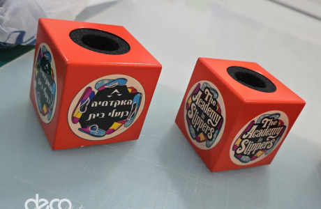 קובייה מרובעת צבועה צבע אדום כולל הדפסה ישירה מעל