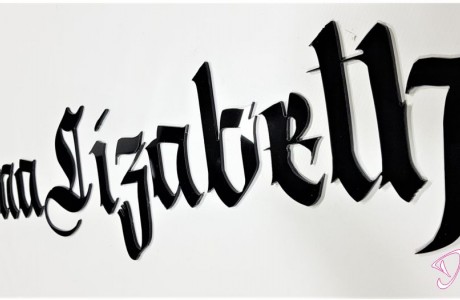 לוגו חברת MonaLizabeth‎‏  | עשוי פרספקס שחור מבריק עובי 3 מ"מ