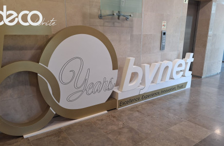 במה ועליה לוגו אותיות BYNAT גובה 85 סמ | אותיות גובה 55 ס"מ