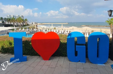 אותיות להשקת מוצר GO של חברת תנובה מקלקר כולל בסיסי מתכת בתחתית