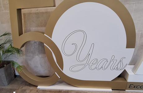 ספרות 50 בנויות תלת מימד גובה 120 סמ צבועות צבע זהב על בסיס פיויסי