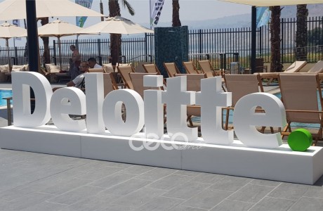 במה מקלקר גובה 30 סמ עומק 50 סמ | אותיות מקלקר גובה 80 סמ עובי 15 ס"מ