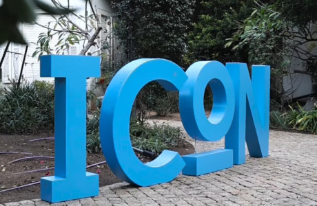 אותיות ICON מפיויסי כולל חיבור פרספקס באות O