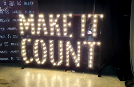 MAKE IT COUNT אותיות אלומיניום כולל נורות ליבון על גישטל אחורי מאלומיניום