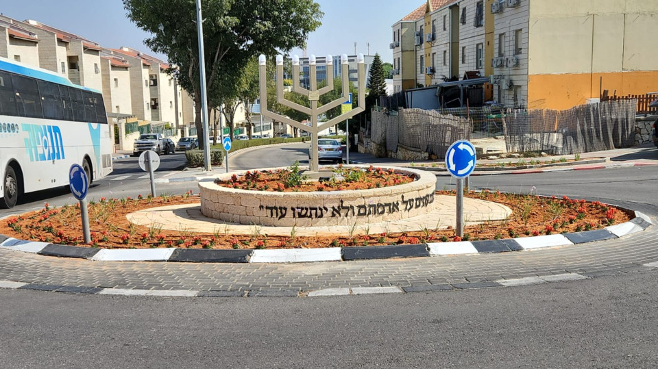 אותיות אלומיניום עם עוקצים צבע שחור מותקנות על אבן ירושלמית 