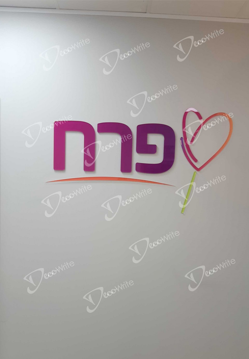 לוגו מפרספקס שקוף והדפסה ישירות עליו צבעונית
