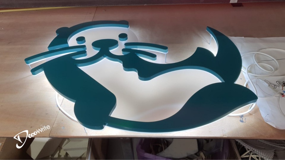  לוגו תלת מימד מפי וי סי בצורת לוגטרה כולל פרספקס חלבי עם תאורת הילה מאחור