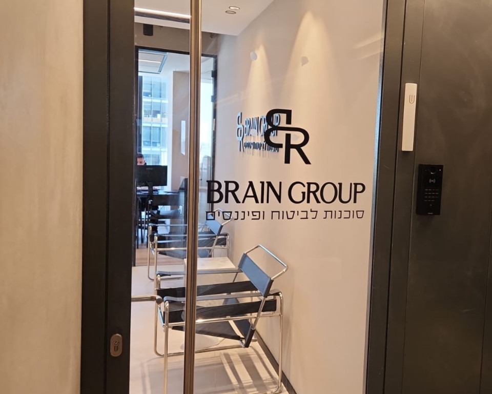 מדבקת דלת זכוכית לוגו חברה ללא רקע (חברת בריינגרופ)