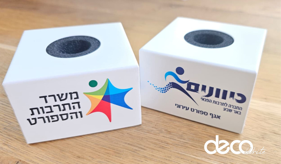 קוביות מקרופון מאלומיניום , ממותגות בצורת ריבוע, מלבן או משולש בהתאם ללוגו החברה