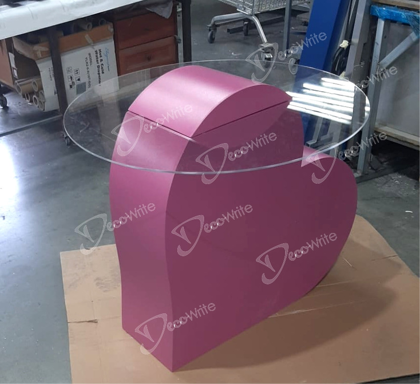 שולחן בנוי תלת מימד בצורת לב עם משטח פרספקס שקוף מעל