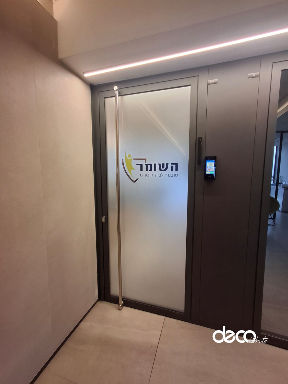 מדבקת התזת חול (חלבית על כל הדלת ) כולל לוגו בהדפסה לדלת זכוכית