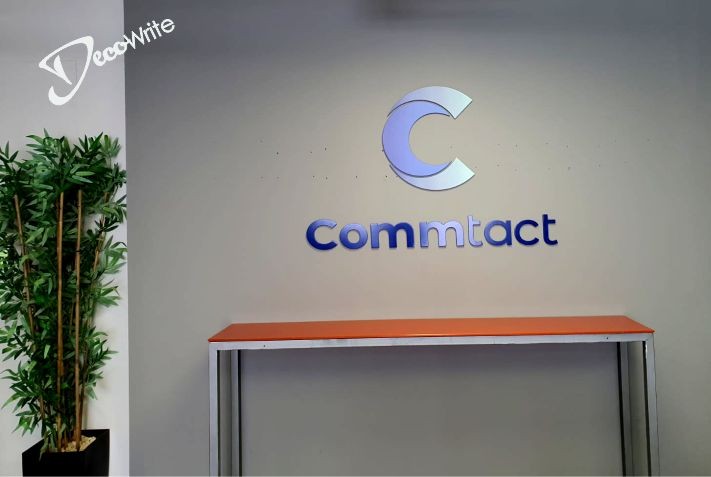 לוגו חברת COMMTACT עשוי פי וי סי כולל צבע + הדפסת מדבקת מעבר צבעים | לובי חברה