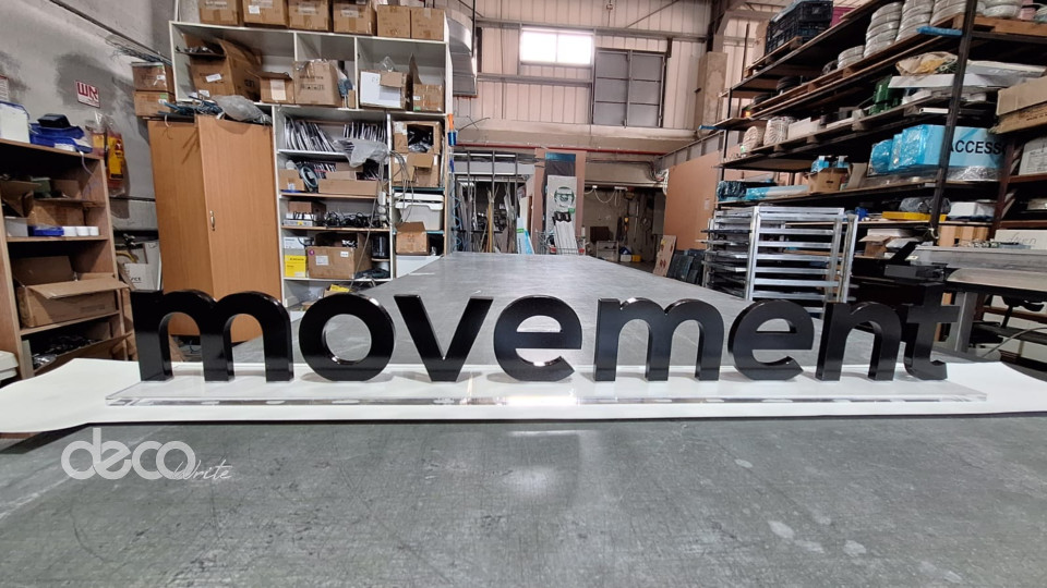 לוגו MOVEMENT אותיות פיויסי על בסיס פרספקס שקוף | רוחב 80 ס