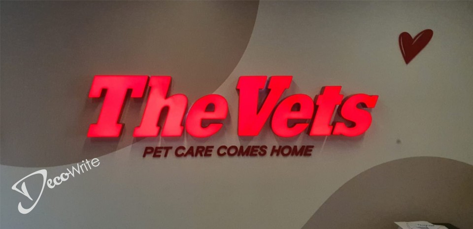 THE VETS אותיות בנויות פי וי סי מוארות גוון  צבע אדום