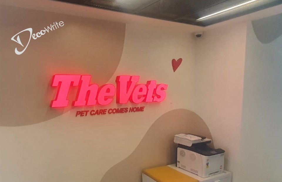 THE VETS אותיות בנויות פי וי סי מוארות גוון  צבע אדום